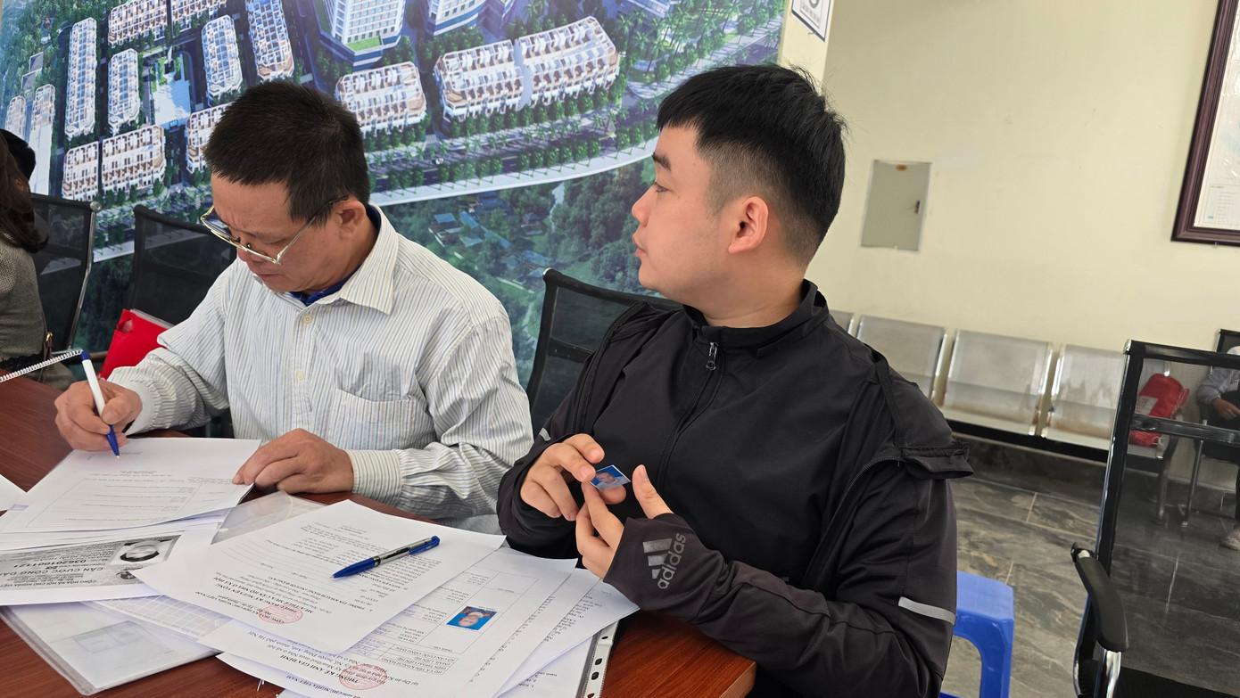 Xếp hàng nộp hồ sơ mua NOXH ngoại thành Hà Nội từ 2 giờ sáng- Ảnh 8. Xếp hàng nộp hồ sơ mua NOXH ngoại thành Hà Nội từ 2 giờ sáng- Ảnh 8.