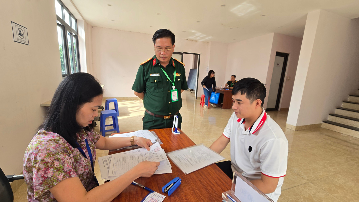 Xếp hàng nộp hồ sơ mua NOXH ngoại thành Hà Nội từ 2 giờ sáng- Ảnh 11. Xếp hàng nộp hồ sơ mua NOXH ngoại thành Hà Nội từ 2 giờ sáng- Ảnh 11.