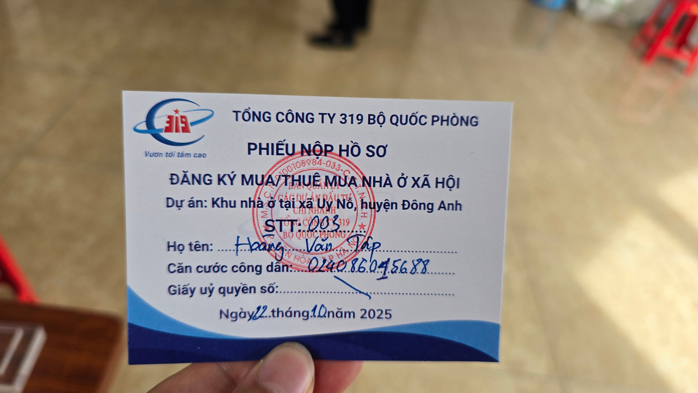 Xếp hàng nộp hồ sơ mua NOXH ngoại thành Hà Nội từ 2 giờ sáng- Ảnh 6. Xếp hàng nộp hồ sơ mua NOXH ngoại thành Hà Nội từ 2 giờ sáng- Ảnh 6.