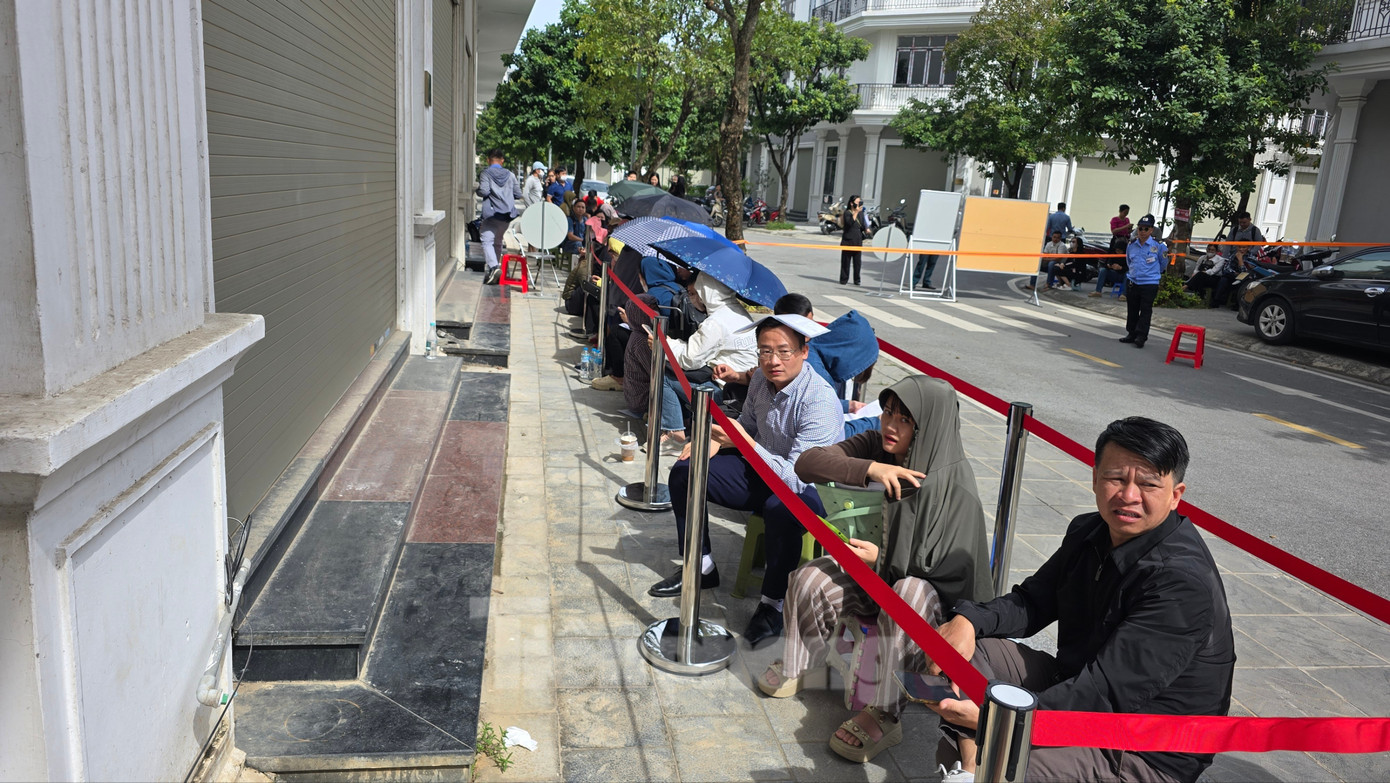 Xếp hàng nộp hồ sơ mua NOXH ngoại thành Hà Nội từ 2 giờ sáng- Ảnh 2. Xếp hàng nộp hồ sơ mua NOXH ngoại thành Hà Nội từ 2 giờ sáng- Ảnh 2.