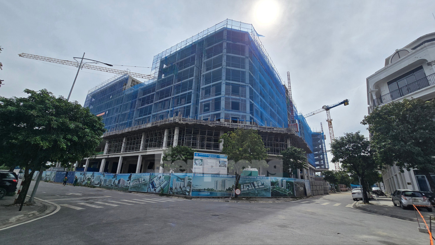 Xếp hàng nộp hồ sơ mua NOXH ngoại thành Hà Nội từ 2 giờ sáng- Ảnh 1. Xếp hàng nộp hồ sơ mua NOXH ngoại thành Hà Nội từ 2 giờ sáng- Ảnh 1.
