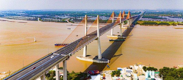 Cây cầu dây văng lọt top 3 nhiều nhịp nhất thế giới, nằm trên tuyến cao tốc đắt đỏ nhất, được thiết kế và thi công hoàn toàn bởi đội ngũ kỹ sư Việt Nam: Ai đứng sau?- Ảnh 2. Cây cầu dây văng lọt top 3 nhiều nhịp nhất thế giới, nằm trên tuyến cao tốc đắt đỏ nhất, được thiết kế và thi công hoàn toàn bởi đội ngũ kỹ sư Việt Nam: Ai đứng sau?- Ảnh 2.