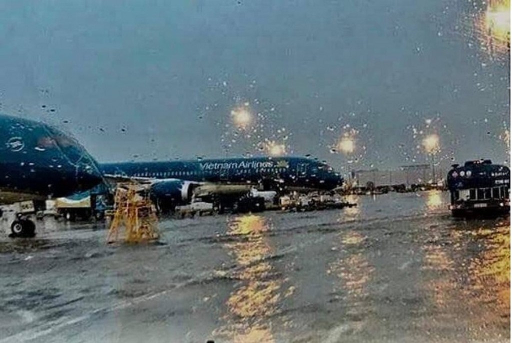 Ba sân bay bị ảnh hưởng trực tiếp của bão số 12, nhiều chuyến bay bị đẩy sớm hoặc hủy- Ảnh 1. Ba sân bay bị ảnh hưởng trực tiếp của bão số 12, nhiều chuyến bay bị đẩy sớm hoặc hủy- Ảnh 1.