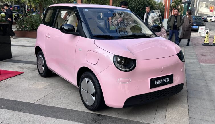 Wuling chính thức ra mắt mẫu xe điện 'anh em' của Mini EV: Giá khởi điểm chưa đến 150 triệu đồng, 1 lần sạc đi 220 km- Ảnh 2.