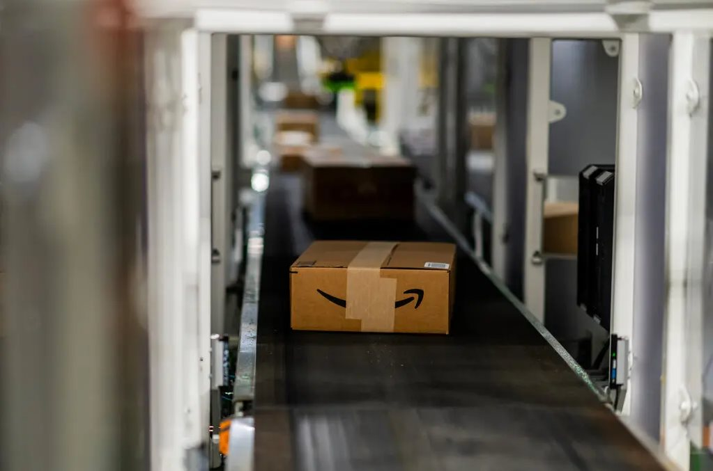Sốc: Amazon tuyên bố sẽ thay thế 500.000 lao động bằng robot- Ảnh 1. Sốc: Amazon tuyên bố sẽ thay thế 500.000 lao động bằng robot- Ảnh 1.