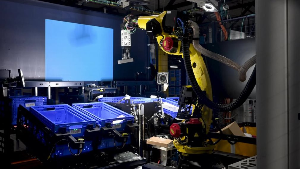 Sốc: Amazon tuyên bố sẽ thay thế 500.000 lao động bằng robot- Ảnh 2. Sốc: Amazon tuyên bố sẽ thay thế 500.000 lao động bằng robot- Ảnh 2.