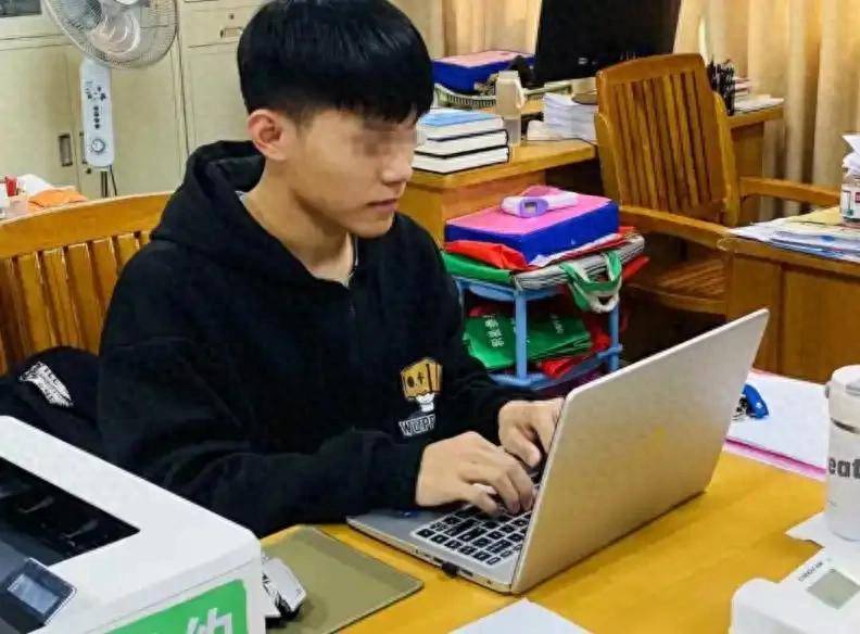 Nam sinh thi đỗ đại học danh giá top 1 cả nước, 4 năm sau trường bất ngờ tuyên bố: "Chúng tôi chưa từng nhận em vào học"- Ảnh 1.