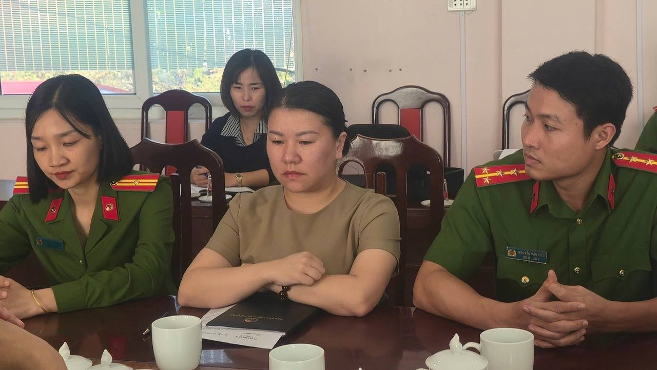 Bắt tạm giam, khám xét nơi ở của nữ công chức Đinh Thị Diệu Hoa- Ảnh 2. Bắt tạm giam, khám xét nơi ở của nữ công chức Đinh Thị Diệu Hoa- Ảnh 2.