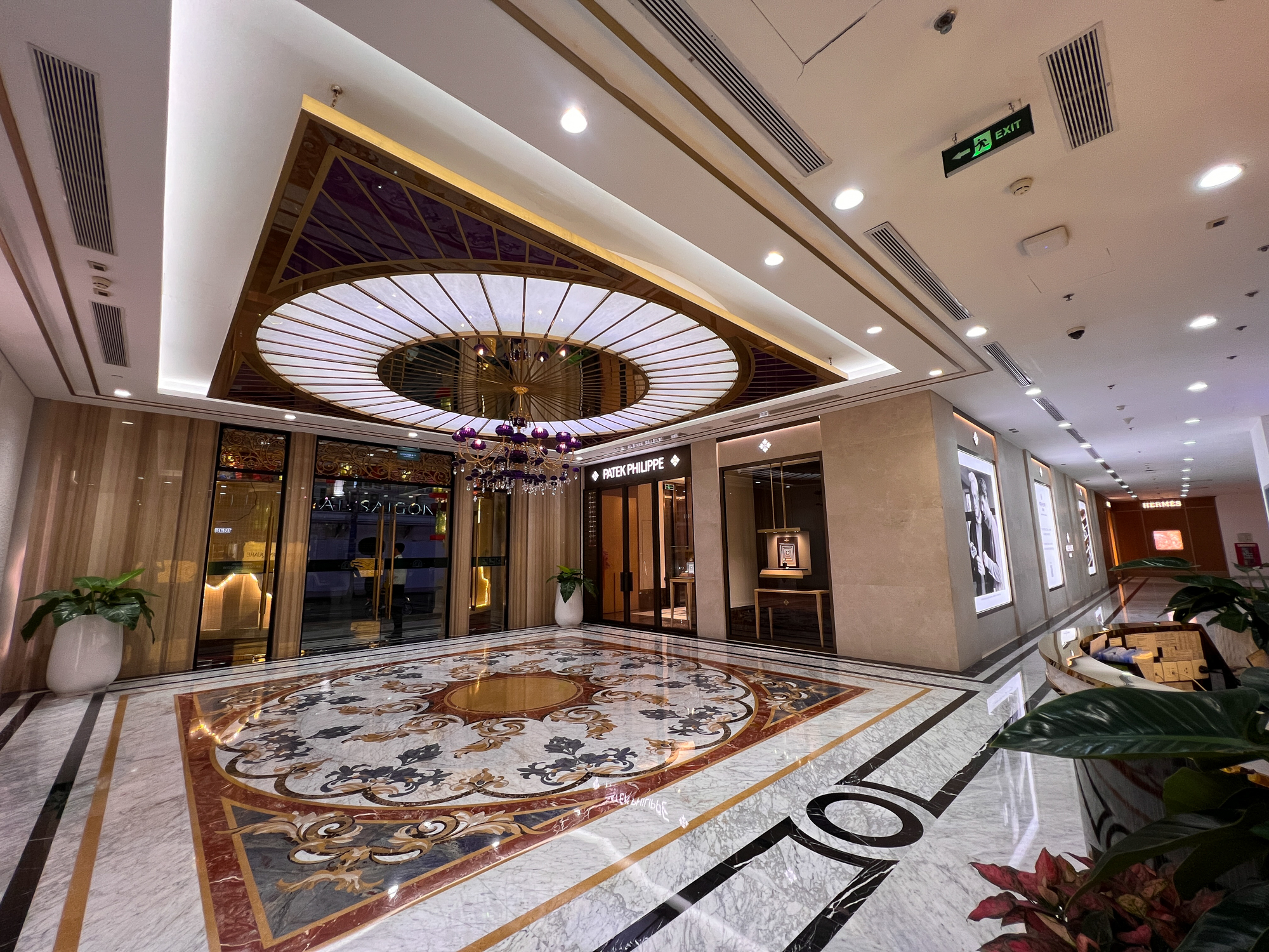 Ngắm tòa nhà đầu tiên kết nối với ga metro: Nơi Hermès, Dior, Bvlgari hội tụ, từng 'nằm trong tay' tỷ phú Phạm Nhật Vượng- Ảnh 5. Ngắm tòa nhà đầu tiên kết nối với ga metro: Nơi Hermès, Dior, Bvlgari hội tụ, từng 'nằm trong tay' tỷ phú Phạm Nhật Vượng- Ảnh 5.