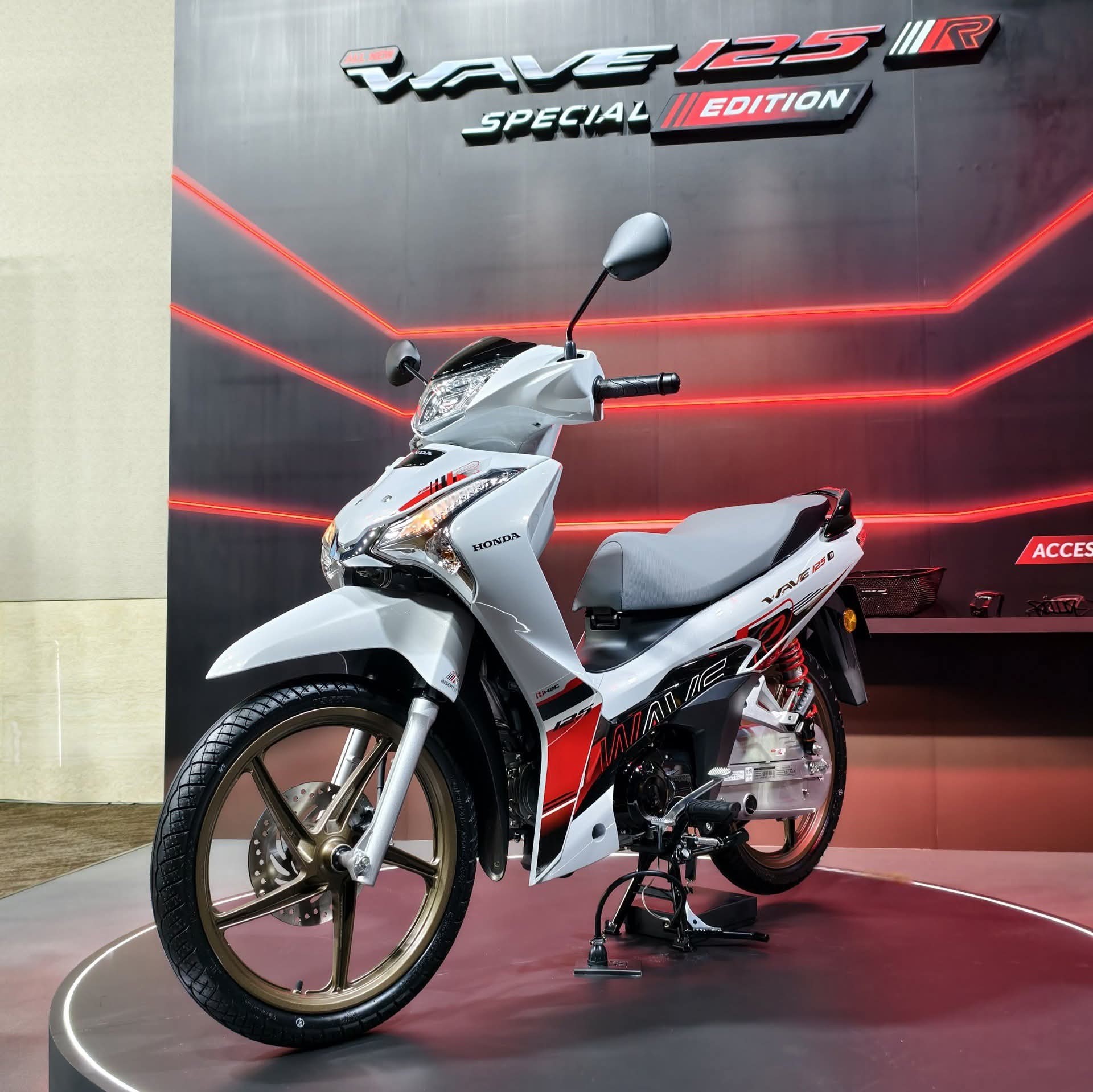Honda Wave 125 bản mới cực đẹp bất ngờ về đại lý Việt: Xịn hơn Future, siêu tiết kiệm xăng 1,46L/100km- Ảnh 13. Honda Wave 125 bản mới cực đẹp bất ngờ về đại lý Việt: Xịn hơn Future, siêu tiết kiệm xăng 1,46L/100km- Ảnh 13.