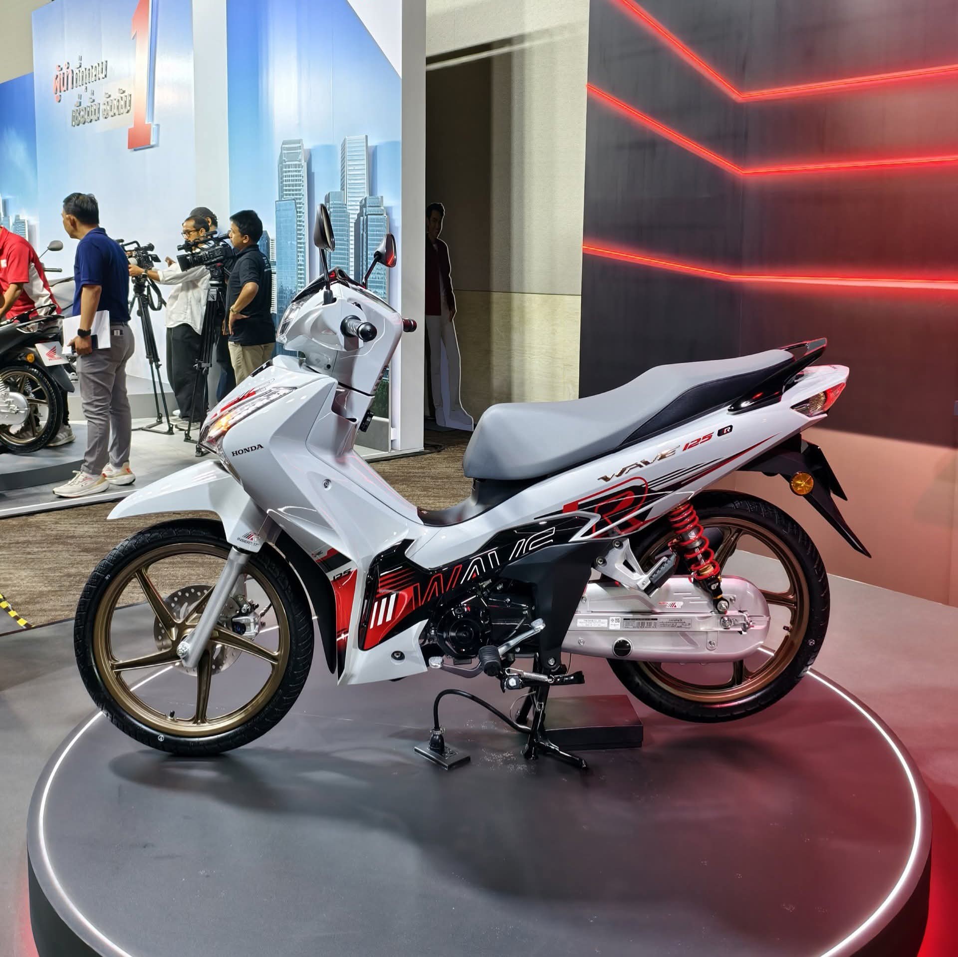 Honda Wave 125 bản mới cực đẹp bất ngờ về đại lý Việt: Xịn hơn Future, siêu tiết kiệm xăng 1,46L/100km- Ảnh 14. Honda Wave 125 bản mới cực đẹp bất ngờ về đại lý Việt: Xịn hơn Future, siêu tiết kiệm xăng 1,46L/100km- Ảnh 14.