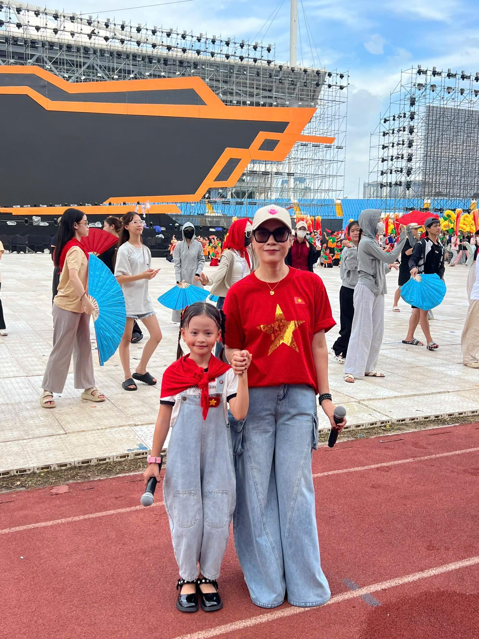 Bé gái 7 tuổi cực đắt show nhờ song ca với Mỹ Tâm tại Đại lễ 2/9- Ảnh 3. Bé gái 7 tuổi cực đắt show nhờ song ca với Mỹ Tâm tại Đại lễ 2/9- Ảnh 3.