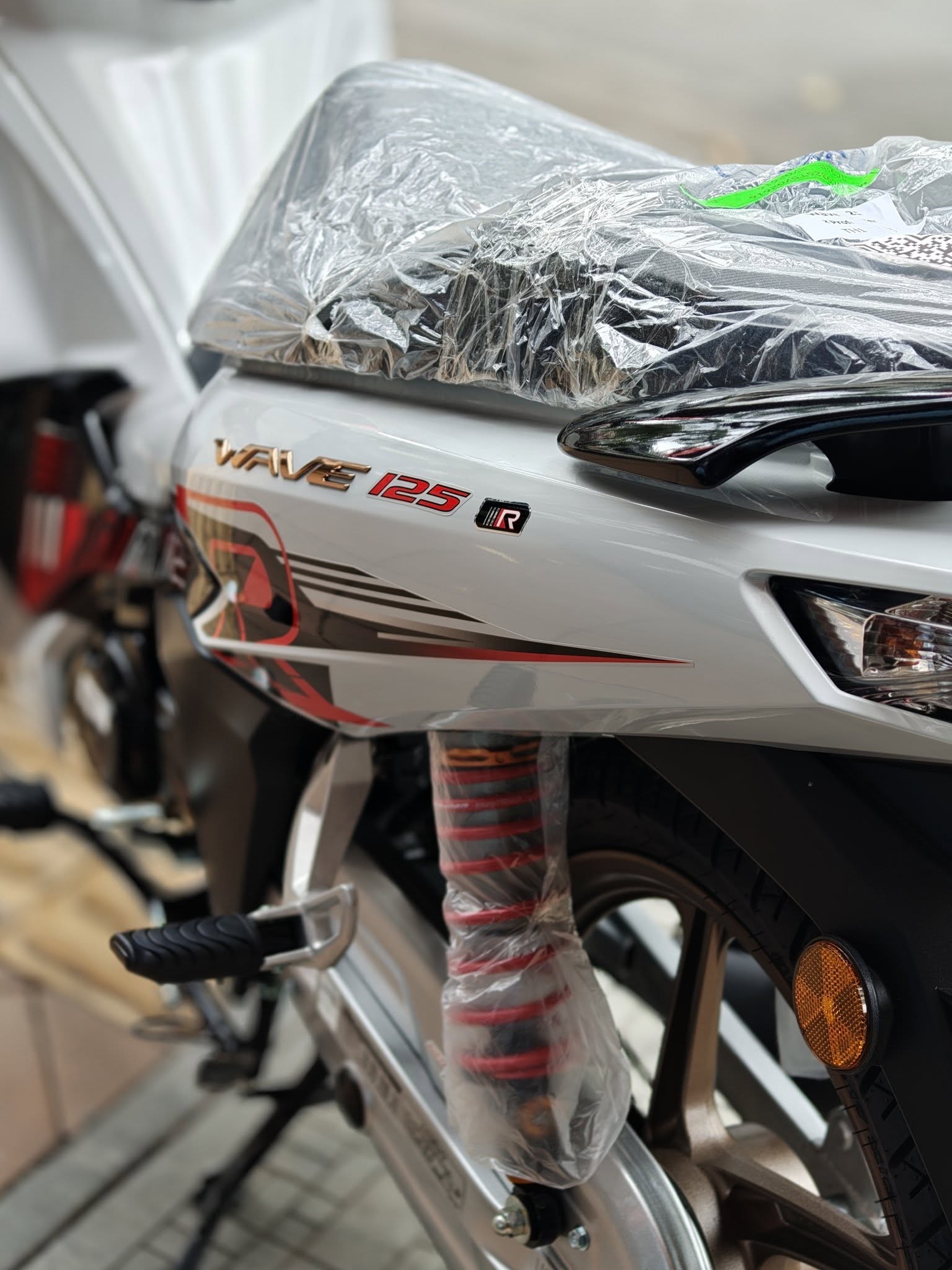 Honda Wave 125 bản mới cực đẹp bất ngờ về đại lý Việt: Xịn hơn Future, siêu tiết kiệm xăng 1,46L/100km- Ảnh 7. Honda Wave 125 bản mới cực đẹp bất ngờ về đại lý Việt: Xịn hơn Future, siêu tiết kiệm xăng 1,46L/100km- Ảnh 7.
