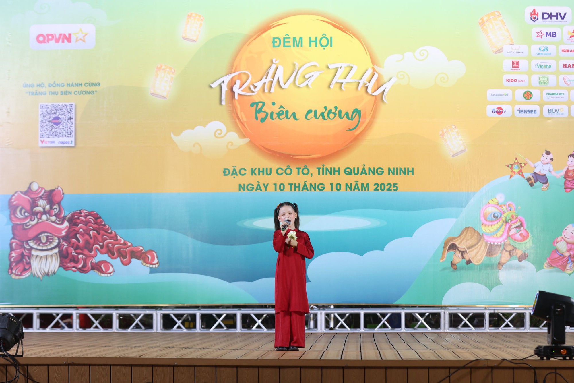 Bé gái 7 tuổi cực đắt show nhờ song ca với Mỹ Tâm tại Đại lễ 2/9- Ảnh 6. Bé gái 7 tuổi cực đắt show nhờ song ca với Mỹ Tâm tại Đại lễ 2/9- Ảnh 6.