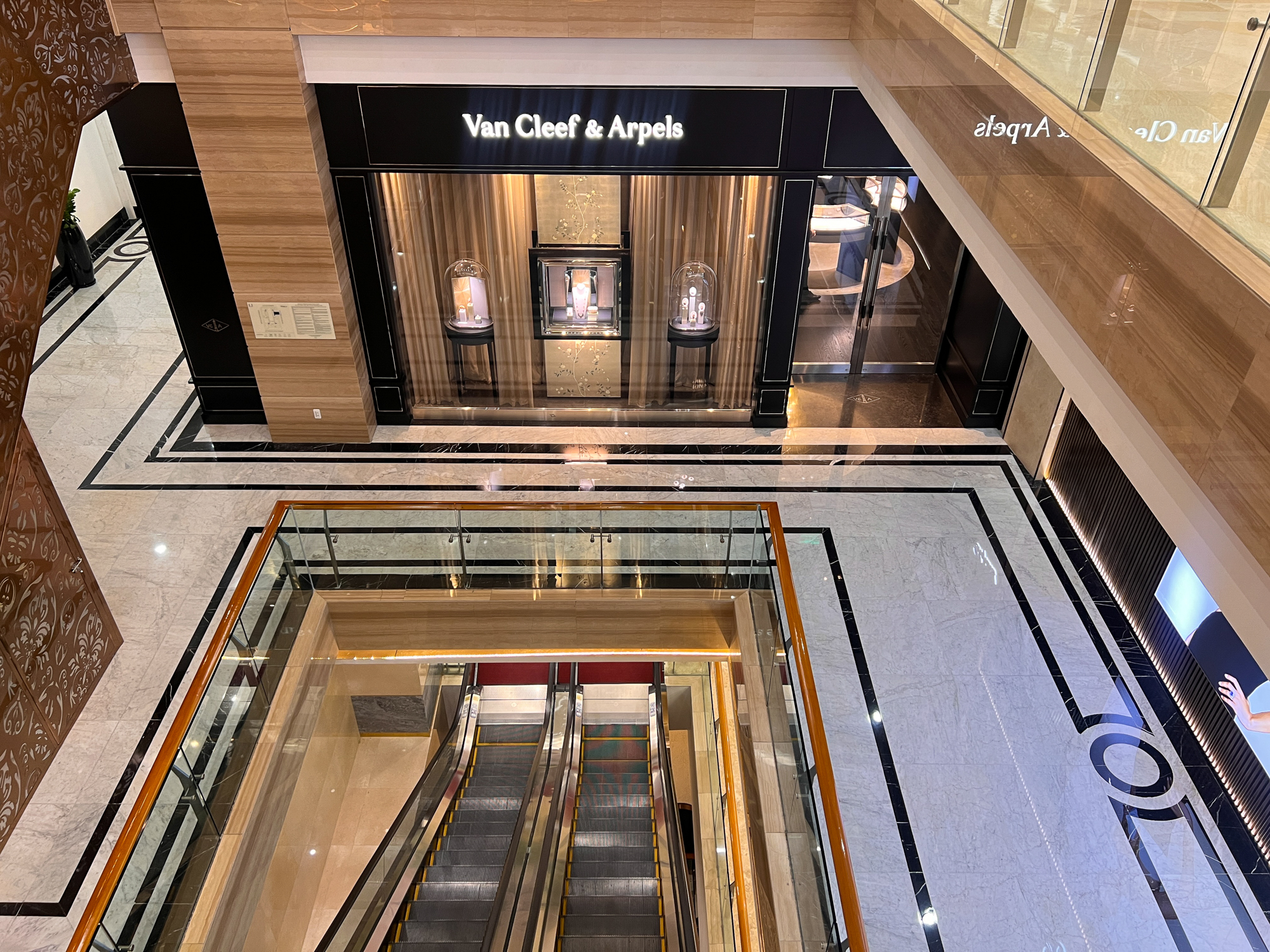 Ngắm tòa nhà đầu tiên kết nối với ga metro: Nơi Hermès, Dior, Bvlgari hội tụ, từng 'nằm trong tay' tỷ phú Phạm Nhật Vượng- Ảnh 8. Ngắm tòa nhà đầu tiên kết nối với ga metro: Nơi Hermès, Dior, Bvlgari hội tụ, từng 'nằm trong tay' tỷ phú Phạm Nhật Vượng- Ảnh 8.