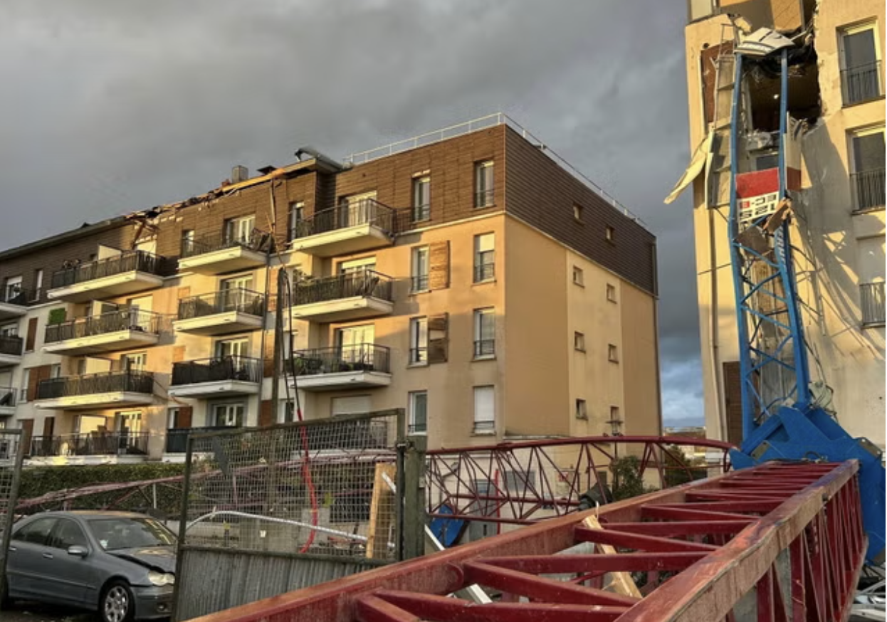 Lốc xoáy kinh hoàng ở Paris khiến cần cẩu đổ sập, hàng chục người thương vong- Ảnh 2. Lốc xoáy kinh hoàng ở Paris khiến cần cẩu đổ sập, hàng chục người thương vong- Ảnh 2.