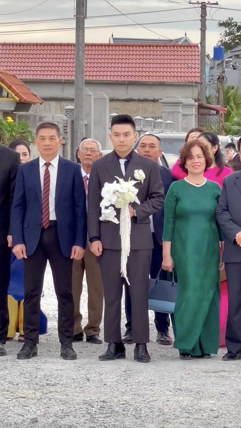 Phong thái bố chồng chủ tịch tập đoàn nghìn tỷ của Đỗ Hà được khen “hiếm có”- Ảnh 1. Phong thái bố chồng chủ tịch tập đoàn nghìn tỷ của Đỗ Hà được khen “hiếm có”- Ảnh 1.