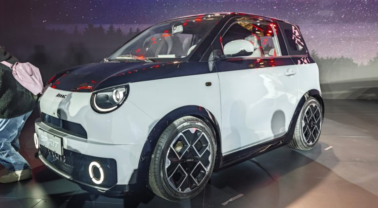 Wuling chính thức ra mắt mẫu xe điện 'anh em' của Mini EV: Giá khởi điểm chưa đến 150 triệu đồng, 1 lần sạc đi 220 km- Ảnh 1.