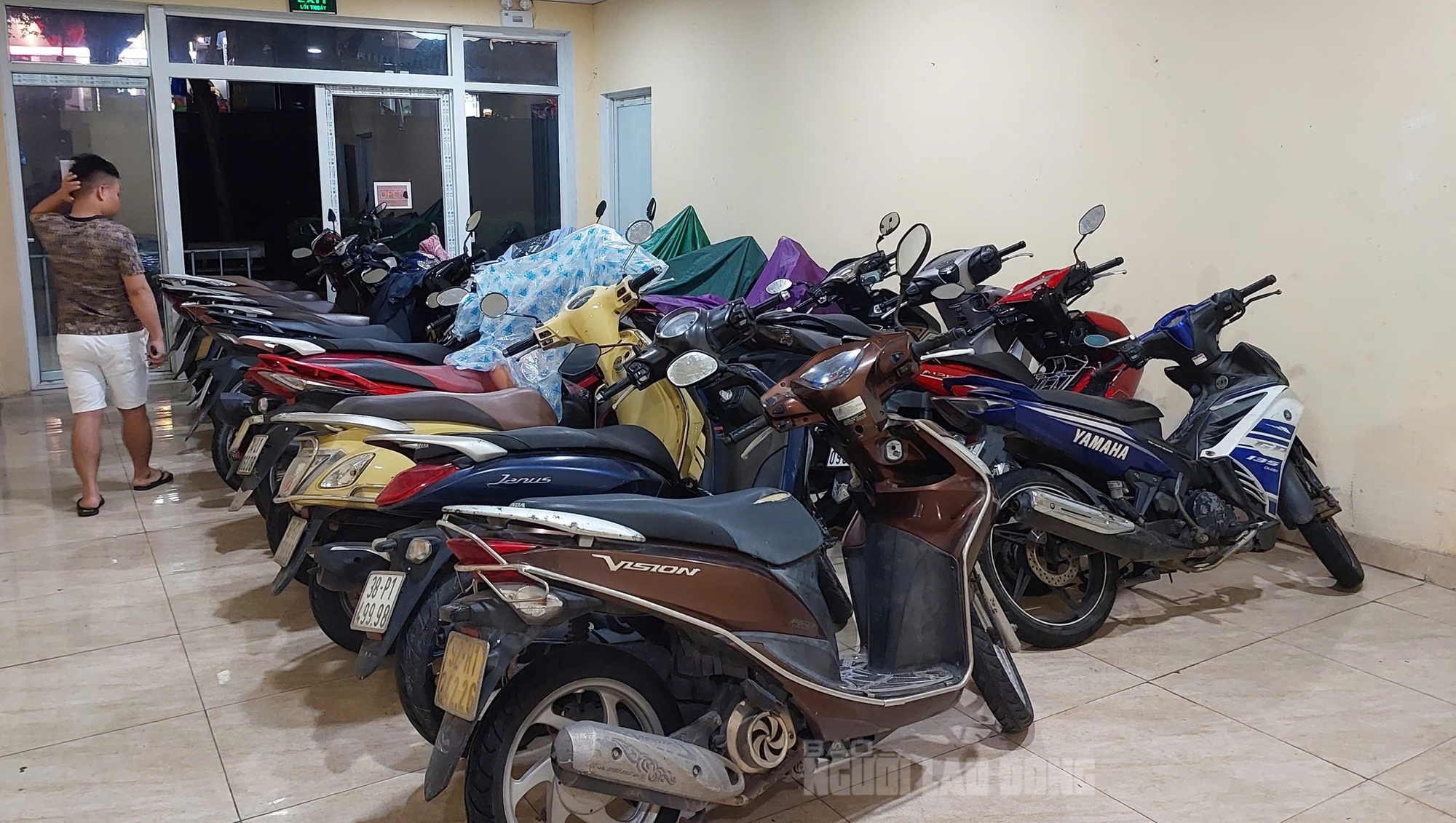 Sợ ngập, chủ xe BMW ở Đà Nẵng nghĩ ra cách ‘độc lạ’ để bảo vệ xế cưng- Ảnh 4.