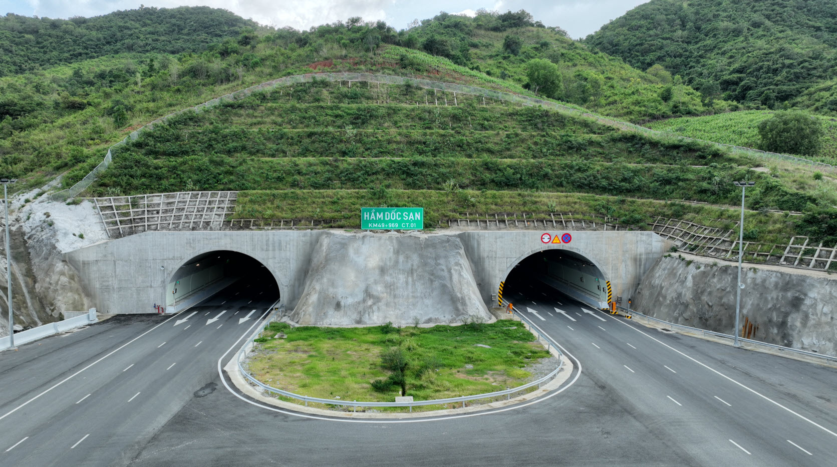 "Kỳ quan" hầm xuyên núi nghìn tỷ vượt tiến độ tới 6 tháng: Kỹ thuật đặc biệt hàng đầu thế giới từ Sơn Hải- Ảnh 1. "Kỳ quan" hầm xuyên núi nghìn tỷ vượt tiến độ tới 6 tháng: Kỹ thuật đặc biệt hàng đầu thế giới từ Sơn Hải- Ảnh 1.
