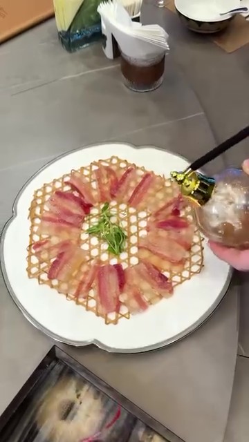 Bữa ăn 100 triệu đồng của Hà Siêu Liên- Ảnh 3. Bữa ăn 100 triệu đồng của Hà Siêu Liên- Ảnh 3.
