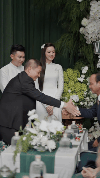 Phong thái bố chồng chủ tịch tập đoàn nghìn tỷ của Đỗ Hà được khen “hiếm có”- Ảnh 4. Phong thái bố chồng chủ tịch tập đoàn nghìn tỷ của Đỗ Hà được khen “hiếm có”- Ảnh 4.