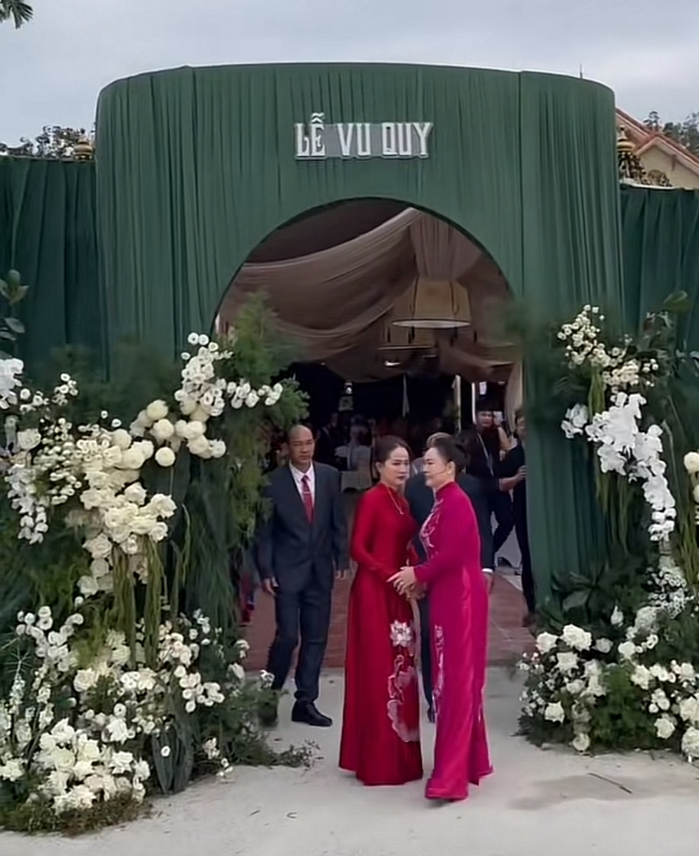 Lễ đón dâu Đỗ Hà và thiếu gia tập đoàn Sơn Hải: Cô dâu cực xinh, thái độ mẹ chồng gây chú ý- Ảnh 2.