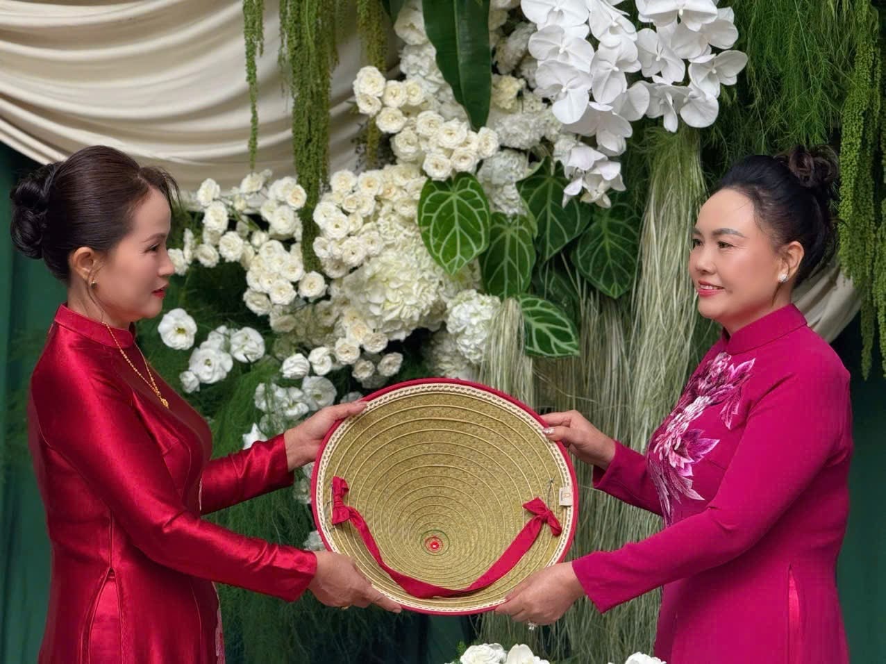 Mẹ chồng tập đoàn Sơn Hải mang đến 1 món đồ khiến con dâu Đỗ Hà Mẹ chồng tập đoàn Sơn Hải mang đến 1 món đồ khiến con dâu Đỗ Hà