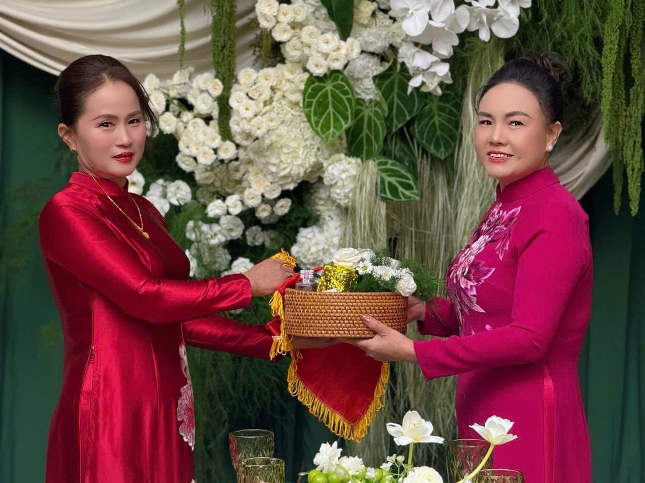 Mẹ chồng tập đoàn Sơn Hải mang đến 1 món đồ khiến con dâu Đỗ Hà Mẹ chồng tập đoàn Sơn Hải mang đến 1 món đồ khiến con dâu Đỗ Hà
