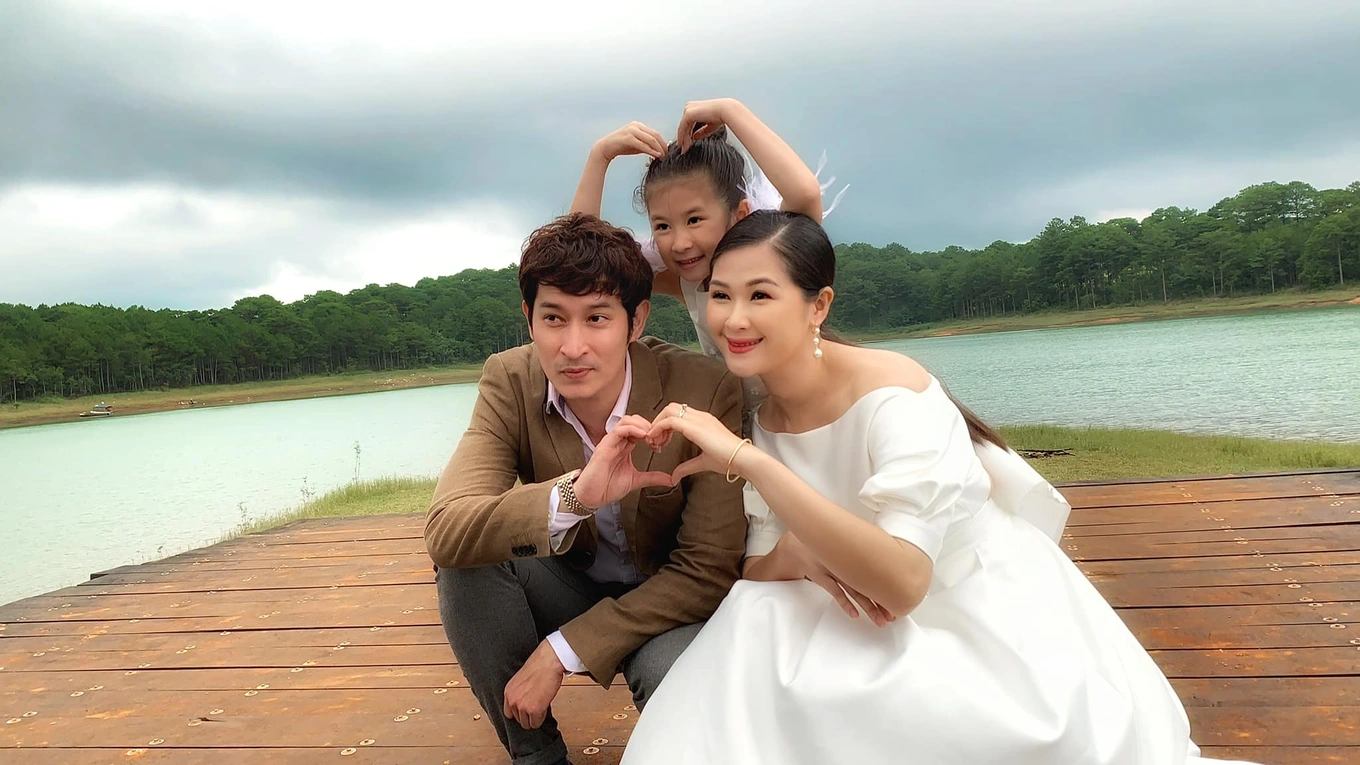 Á hậu Việt không cưới, sinh con với nam diễn viên 1 đời vợ, ở 12 năm rồi chia tay, cuộc sống ra sao?- Ảnh 2. Á hậu Việt không cưới, sinh con với nam diễn viên 1 đời vợ, ở 12 năm rồi chia tay, cuộc sống ra sao?- Ảnh 2.