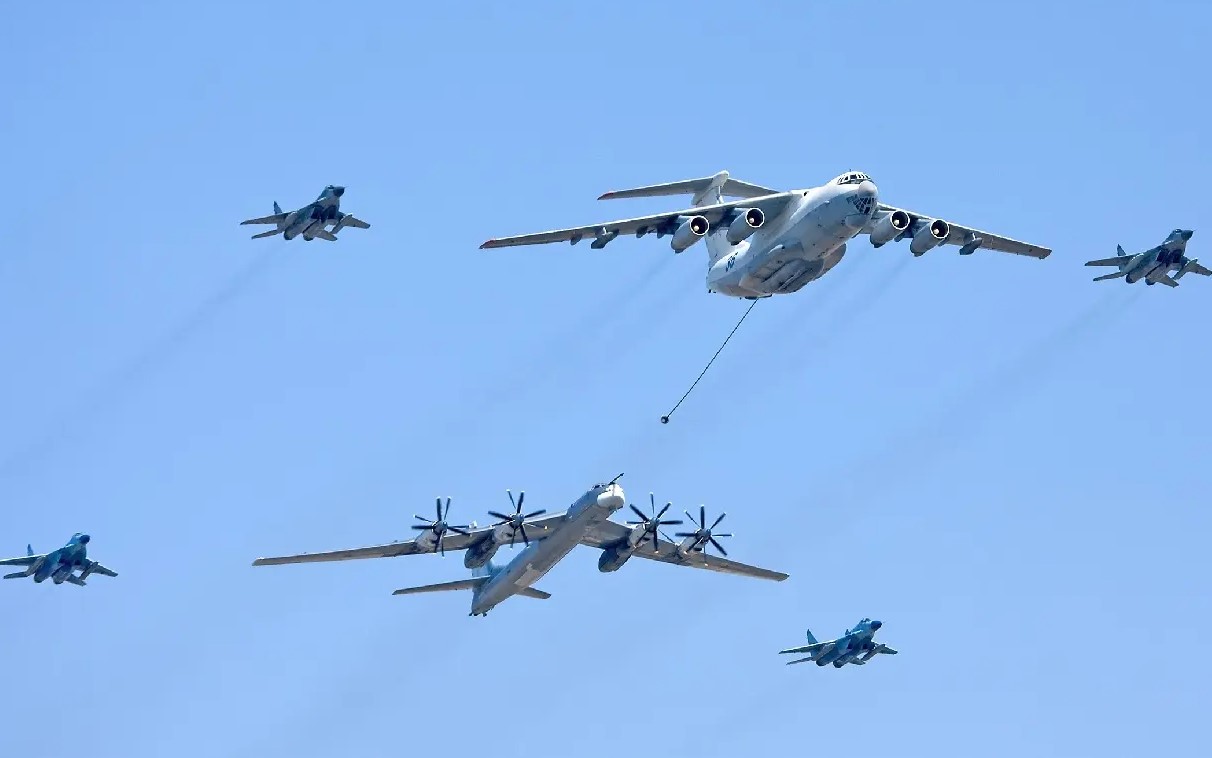 Newsweek: 'Khách hàng 156' trong email bị hack lộ diện - Trung Quốc 'săn' máy bay Nga tiếp sức không quân- Ảnh 1. Newsweek: 'Khách hàng 156' trong email bị hack lộ diện - Trung Quốc 'săn' máy bay Nga tiếp sức không quân- Ảnh 1.