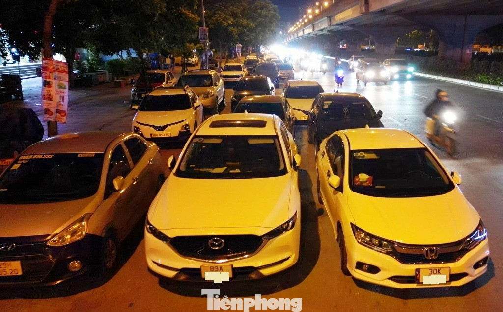 Cận cảnh tuyến đường được Trưởng Phòng CSGT Hà Nội nói 'về đêm là thành bãi xe khổng lồ'- Ảnh 2. Cận cảnh tuyến đường được Trưởng Phòng CSGT Hà Nội nói 'về đêm là thành bãi xe khổng lồ'- Ảnh 2.
