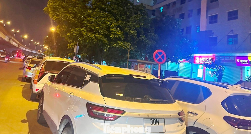 Cận cảnh tuyến đường được Trưởng Phòng CSGT Hà Nội nói 'về đêm là thành bãi xe khổng lồ'- Ảnh 3. Cận cảnh tuyến đường được Trưởng Phòng CSGT Hà Nội nói 'về đêm là thành bãi xe khổng lồ'- Ảnh 3.