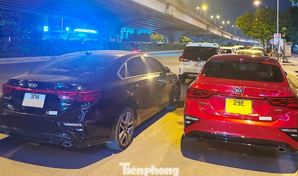 Cận cảnh tuyến đường được Trưởng Phòng CSGT Hà Nội nói 'về đêm là thành bãi xe khổng lồ'- Ảnh 4. Cận cảnh tuyến đường được Trưởng Phòng CSGT Hà Nội nói 'về đêm là thành bãi xe khổng lồ'- Ảnh 4.