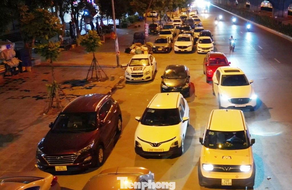 Cận cảnh tuyến đường được Trưởng Phòng CSGT Hà Nội nói 'về đêm là thành bãi xe khổng lồ'- Ảnh 5. Cận cảnh tuyến đường được Trưởng Phòng CSGT Hà Nội nói 'về đêm là thành bãi xe khổng lồ'- Ảnh 5.