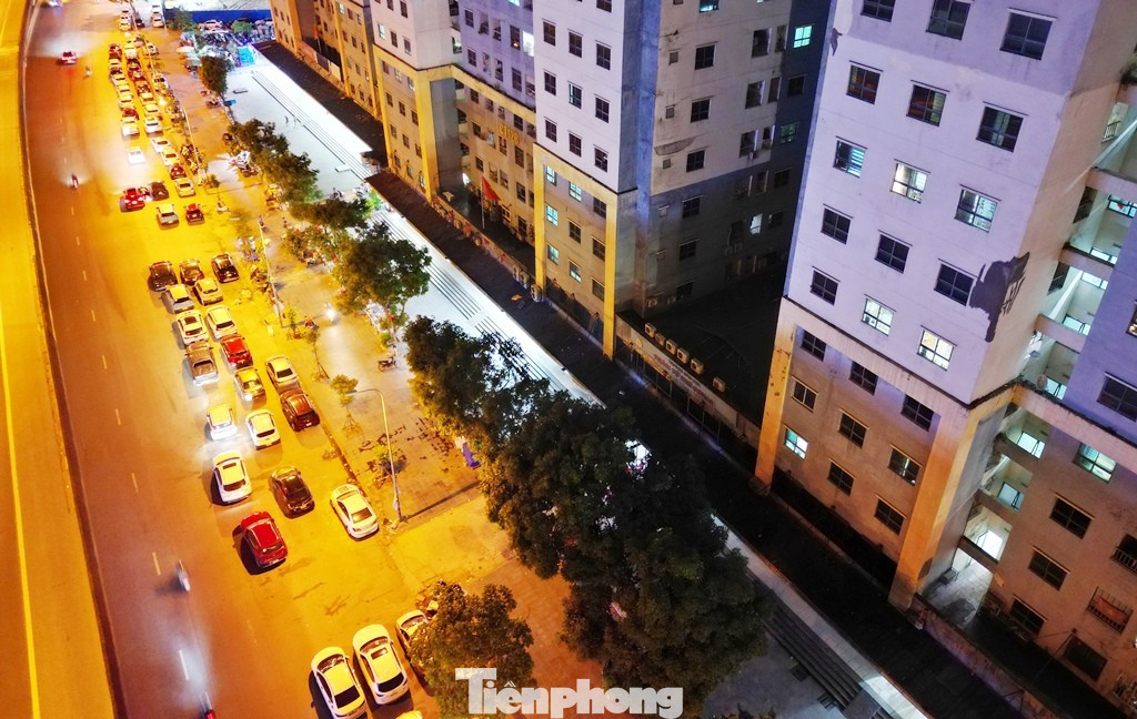 Cận cảnh tuyến đường được Trưởng Phòng CSGT Hà Nội nói 'về đêm là thành bãi xe khổng lồ'- Ảnh 6. Cận cảnh tuyến đường được Trưởng Phòng CSGT Hà Nội nói 'về đêm là thành bãi xe khổng lồ'- Ảnh 6.