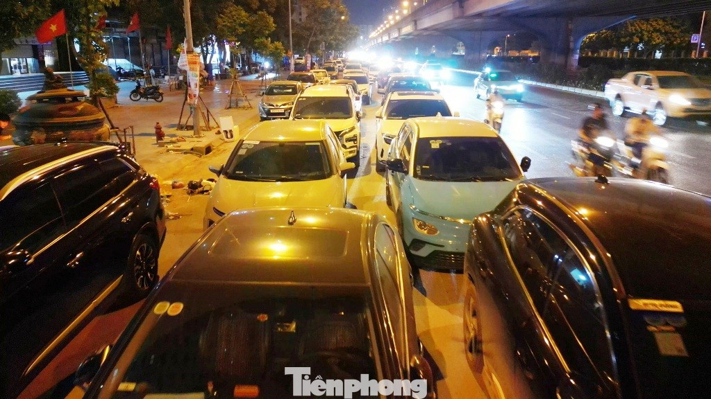 Cận cảnh tuyến đường được Trưởng Phòng CSGT Hà Nội nói 'về đêm là thành bãi xe khổng lồ'- Ảnh 8. Cận cảnh tuyến đường được Trưởng Phòng CSGT Hà Nội nói 'về đêm là thành bãi xe khổng lồ'- Ảnh 8.