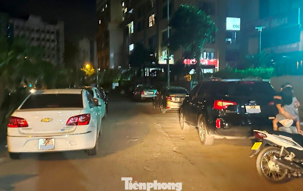 Cận cảnh tuyến đường được Trưởng Phòng CSGT Hà Nội nói 'về đêm là thành bãi xe khổng lồ'- Ảnh 7. Cận cảnh tuyến đường được Trưởng Phòng CSGT Hà Nội nói 'về đêm là thành bãi xe khổng lồ'- Ảnh 7.