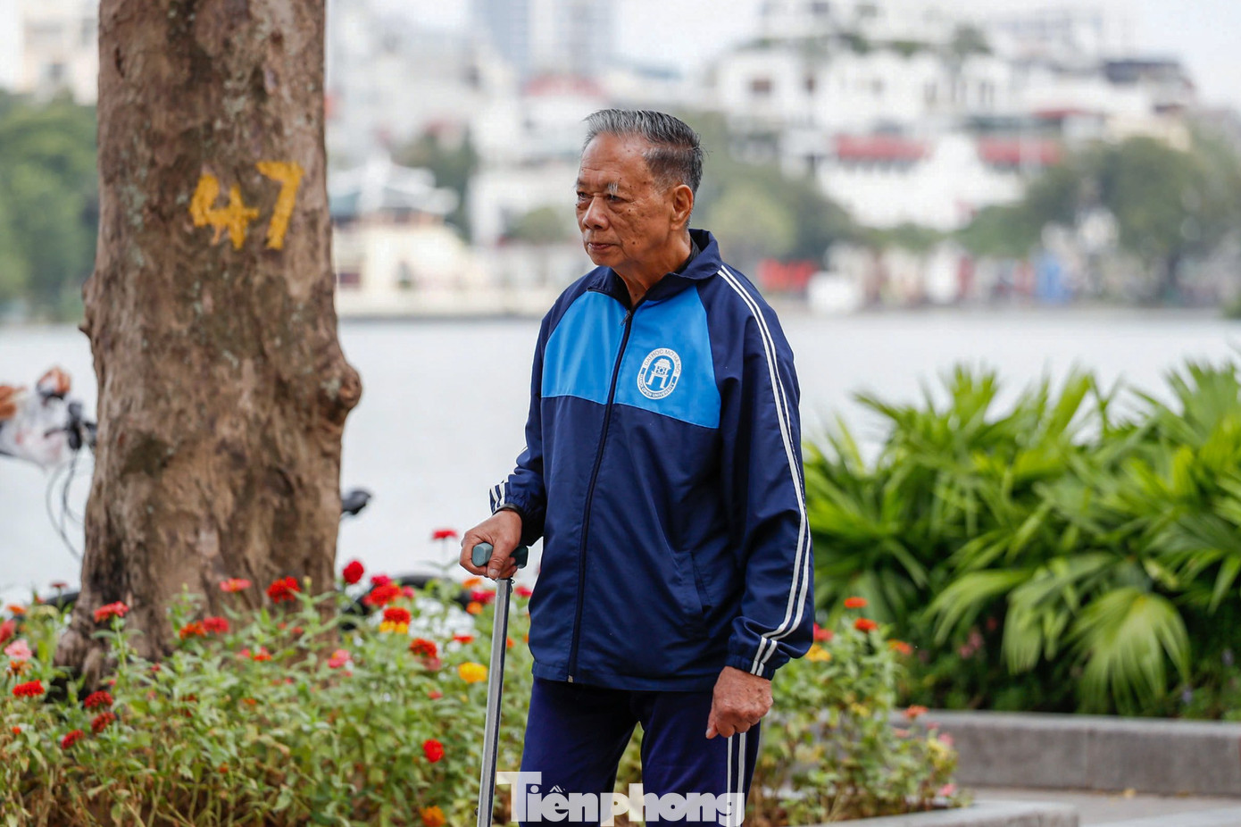 Gió lạnh ùa về, người Hà Nội diện thêm áo ấm ra đường- Ảnh 15. Gió lạnh ùa về, người Hà Nội diện thêm áo ấm ra đường- Ảnh 15.