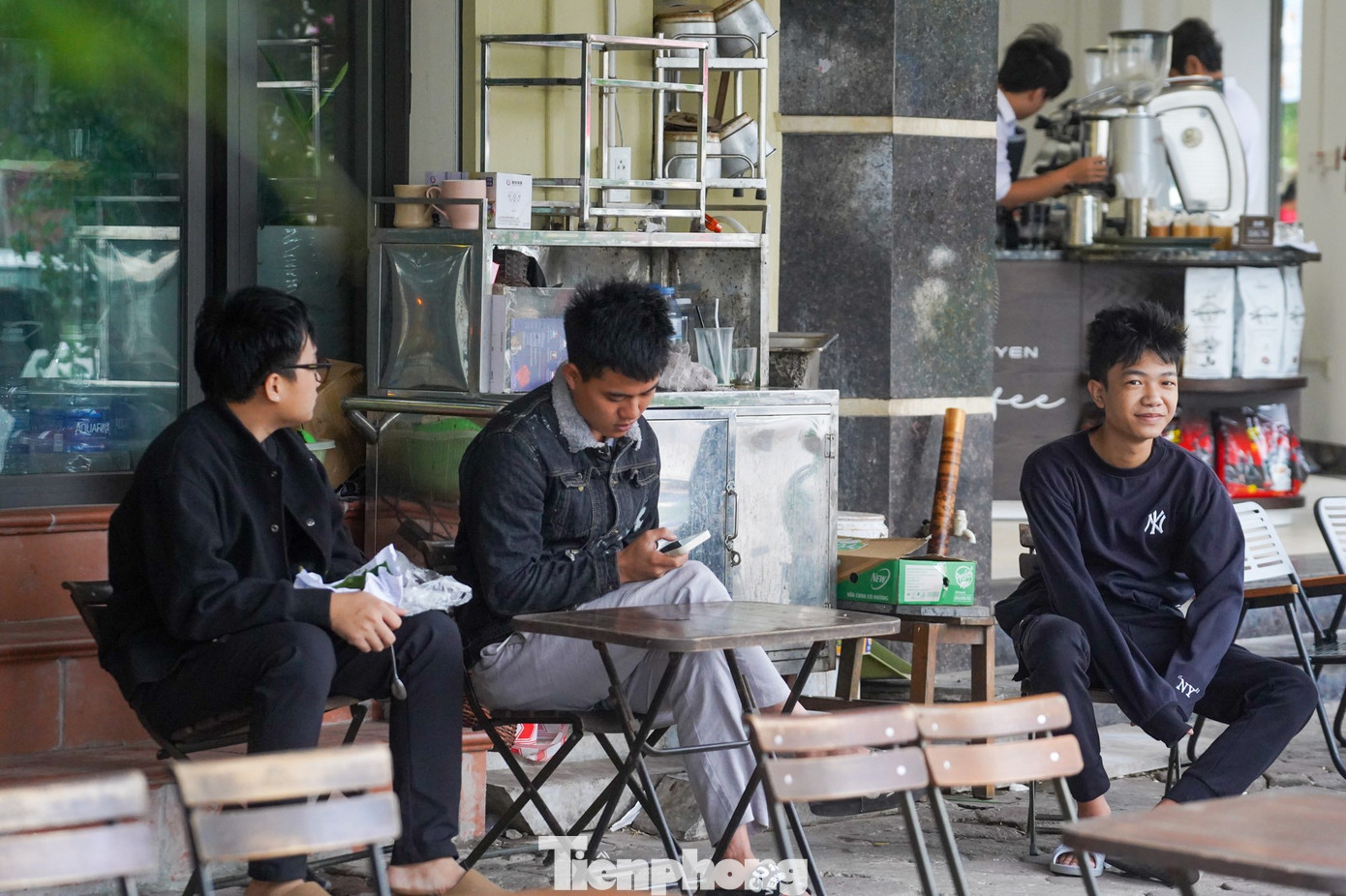 Gió lạnh ùa về, người Hà Nội diện thêm áo ấm ra đường- Ảnh 12. Gió lạnh ùa về, người Hà Nội diện thêm áo ấm ra đường- Ảnh 12.