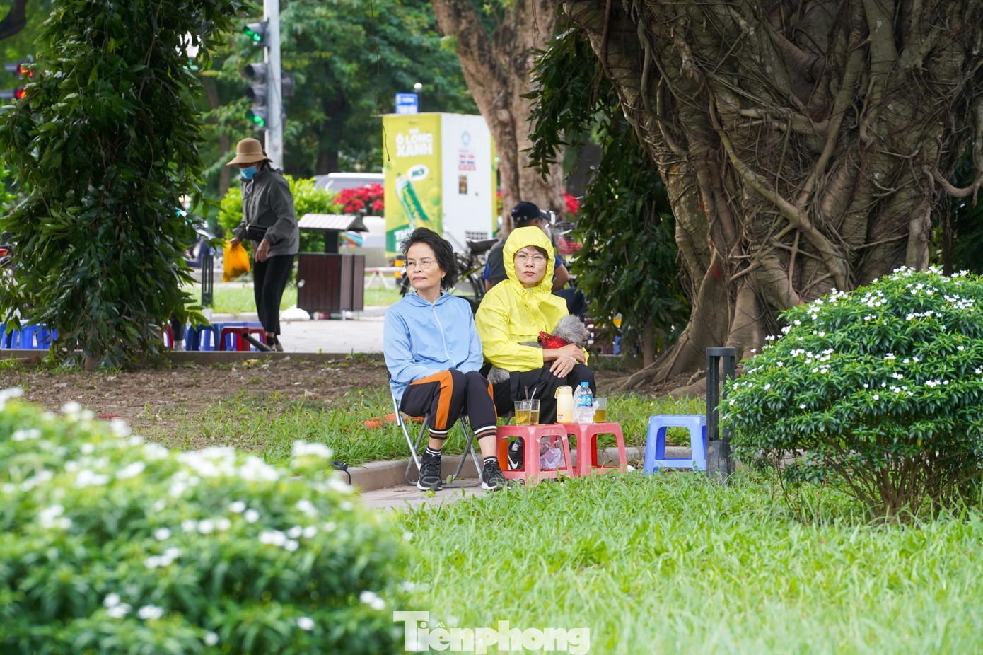 Gió lạnh ùa về, người Hà Nội diện thêm áo ấm ra đường- Ảnh 13. Gió lạnh ùa về, người Hà Nội diện thêm áo ấm ra đường- Ảnh 13.