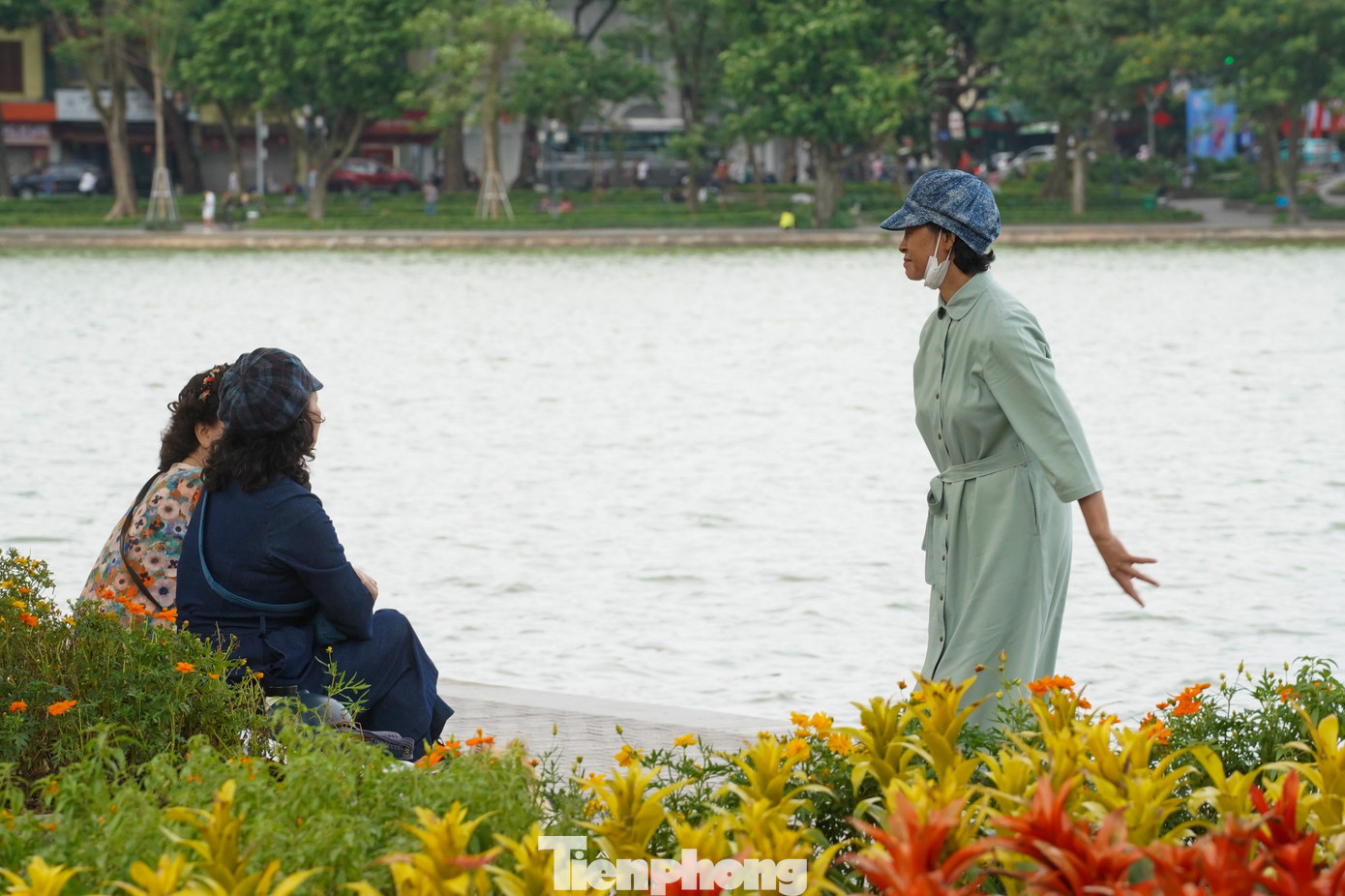 Gió lạnh ùa về, người Hà Nội diện thêm áo ấm ra đường- Ảnh 16. Gió lạnh ùa về, người Hà Nội diện thêm áo ấm ra đường- Ảnh 16.