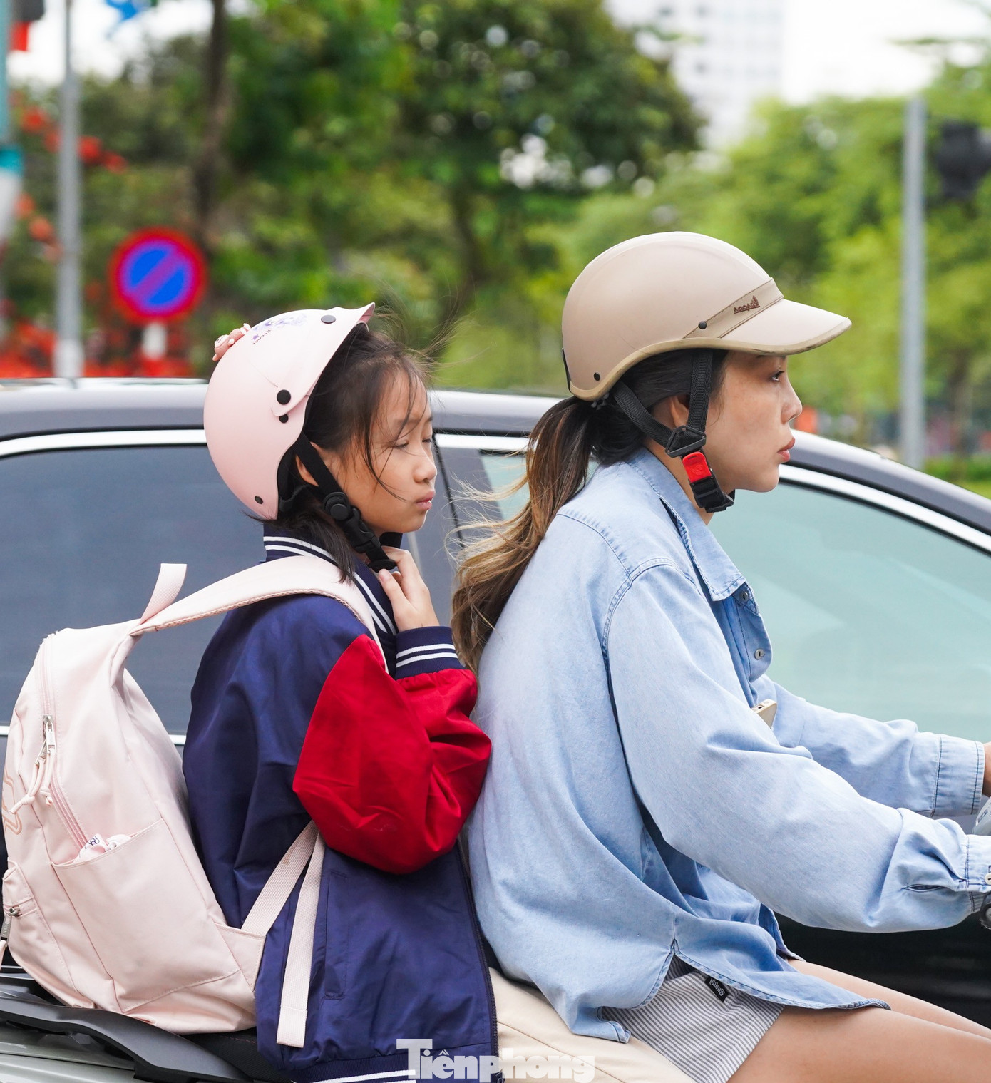 Gió lạnh ùa về, người Hà Nội diện thêm áo ấm ra đường- Ảnh 4. Gió lạnh ùa về, người Hà Nội diện thêm áo ấm ra đường- Ảnh 4.