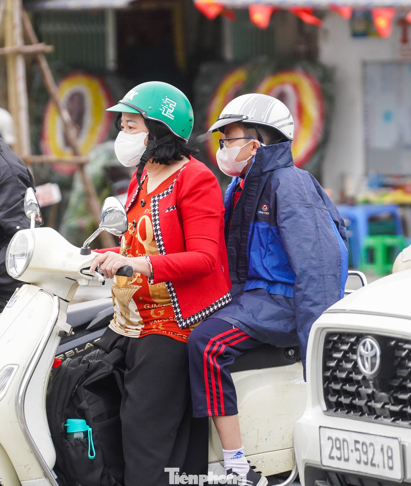 Gió lạnh ùa về, người Hà Nội diện thêm áo ấm ra đường- Ảnh 5. Gió lạnh ùa về, người Hà Nội diện thêm áo ấm ra đường- Ảnh 5.
