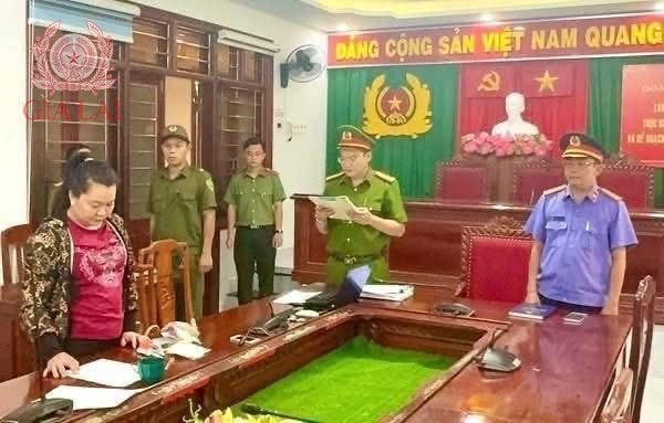 Chỉ trong 7 ngày, người đàn ông chuyên bán hoá đơn chuyển khoản liên tục 2,5 tỷ đồng vào 1 tài khoản ngân hàng: Công an Gia Lai phải vào cuộc gấp- Ảnh 1. Chỉ trong 7 ngày, người đàn ông chuyên bán hoá đơn chuyển khoản liên tục 2,5 tỷ đồng vào 1 tài khoản ngân hàng: Công an Gia Lai phải vào cuộc gấp- Ảnh 1.