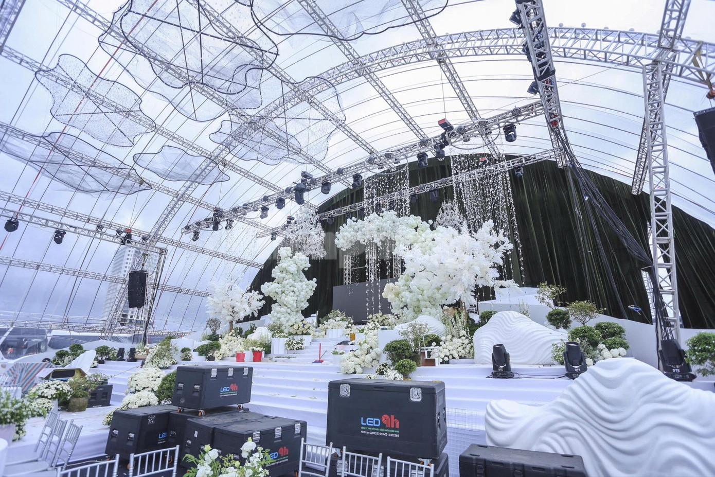 Bên trong rạp cưới mái vòm 3.000 m2 được nhà chồng Đỗ Thị Hà dựng bên bờ sông Nhật Lệ- Ảnh 6.