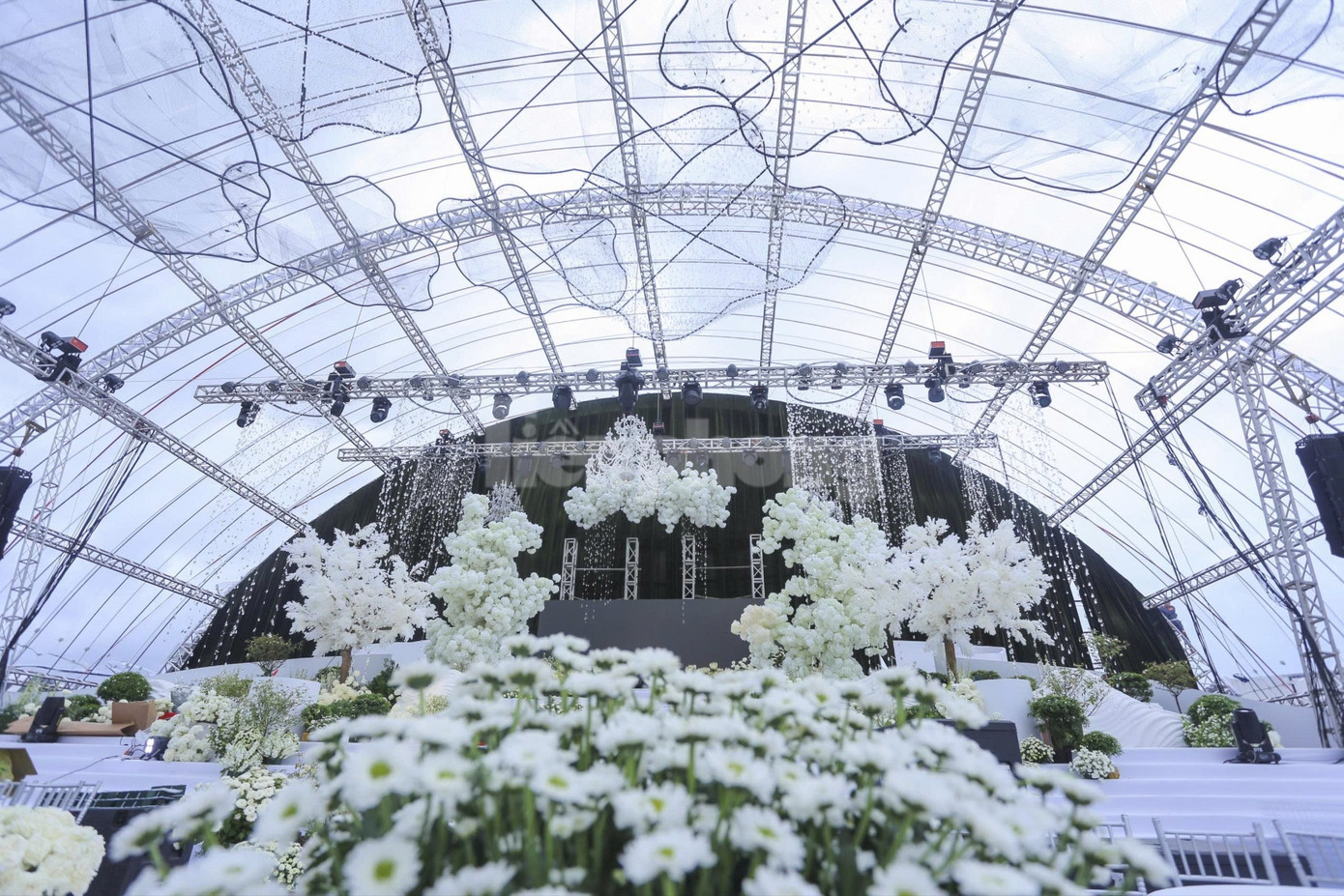 Bên trong rạp cưới mái vòm 3.000 m2 được nhà chồng Đỗ Thị Hà dựng bên bờ sông Nhật Lệ- Ảnh 5.