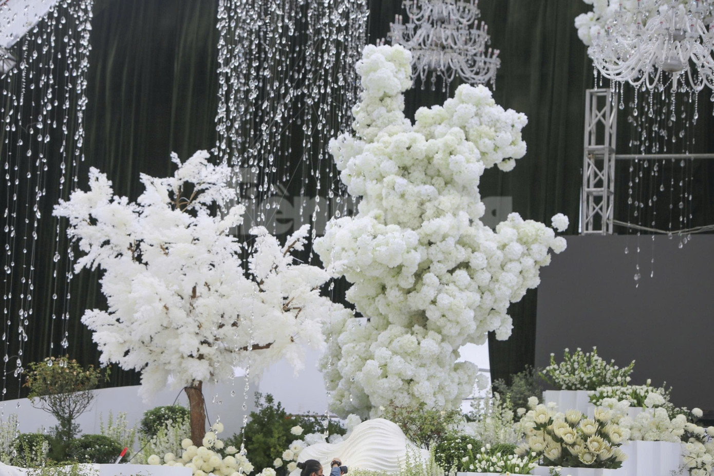 Bên trong rạp cưới mái vòm 3.000 m2 được nhà chồng Đỗ Thị Hà dựng bên bờ sông Nhật Lệ- Ảnh 19.