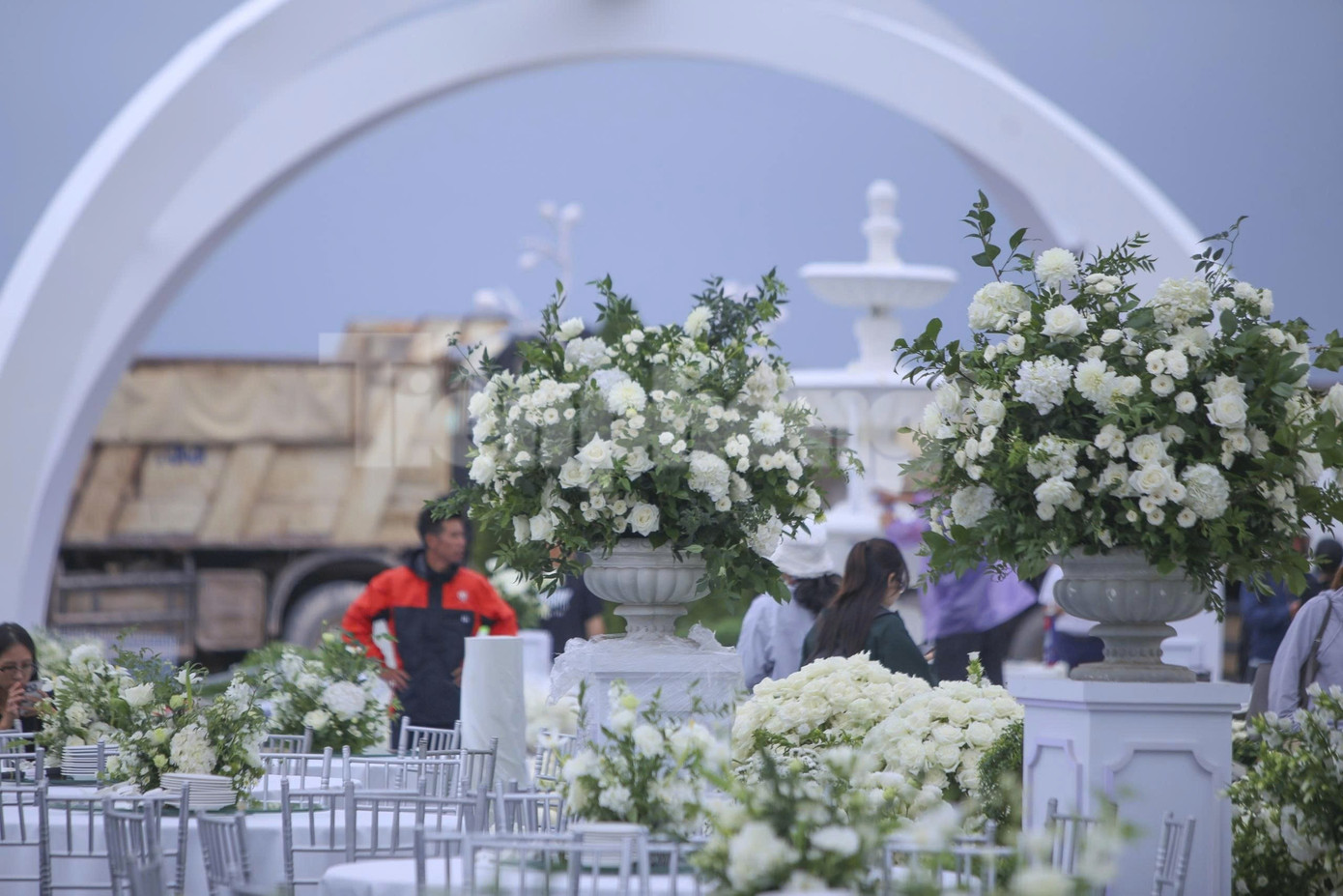 Bên trong rạp cưới mái vòm 3.000 m2 được nhà chồng Đỗ Thị Hà dựng bên bờ sông Nhật Lệ- Ảnh 18.