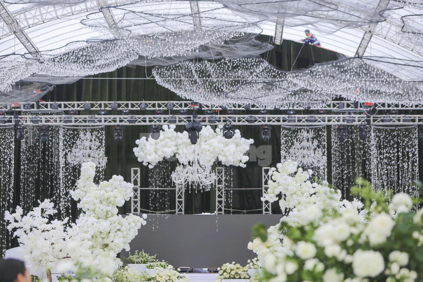 Bên trong rạp cưới mái vòm 3.000 m2 được nhà chồng Đỗ Thị Hà dựng bên bờ sông Nhật Lệ- Ảnh 8.